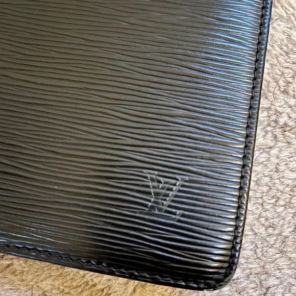 Authentic Louis Vuitton Epi Clutch - Picture 2 of 16